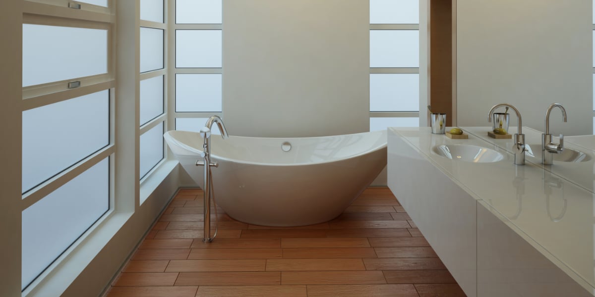 Witte badkamer met hout
