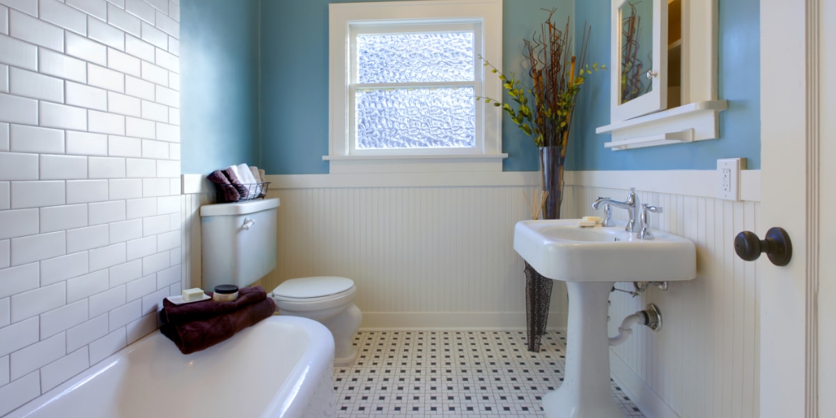 Witte wandtegels badkamer